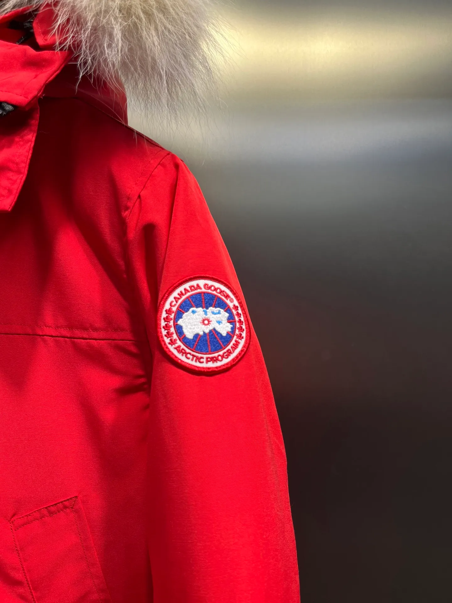 P840 𝘾𝘼𝙉𝘼𝘿𝘼 𝙂𝙊𝙊𝙎𝙀Big Goose 13# The design of Big Goose 13 is simple and elegant, a little longer than the 08 model, more suitable for men and suitable for business people. This down jacket is popular for its simple design, which is not only practical but also has a certain sense of fashion. In terms of applicability, the Daye 13 model provides good thermal insulation performance. Its thermal insulation coefficient is level 5, which can provide enough warmth and is suitable for wearing in cold environments. In addition, the Daye 13 model also has a high cost performance. Compared with other models, it provides a better balance between price and performance, making it more competitive in the market.  size：xs-xxl